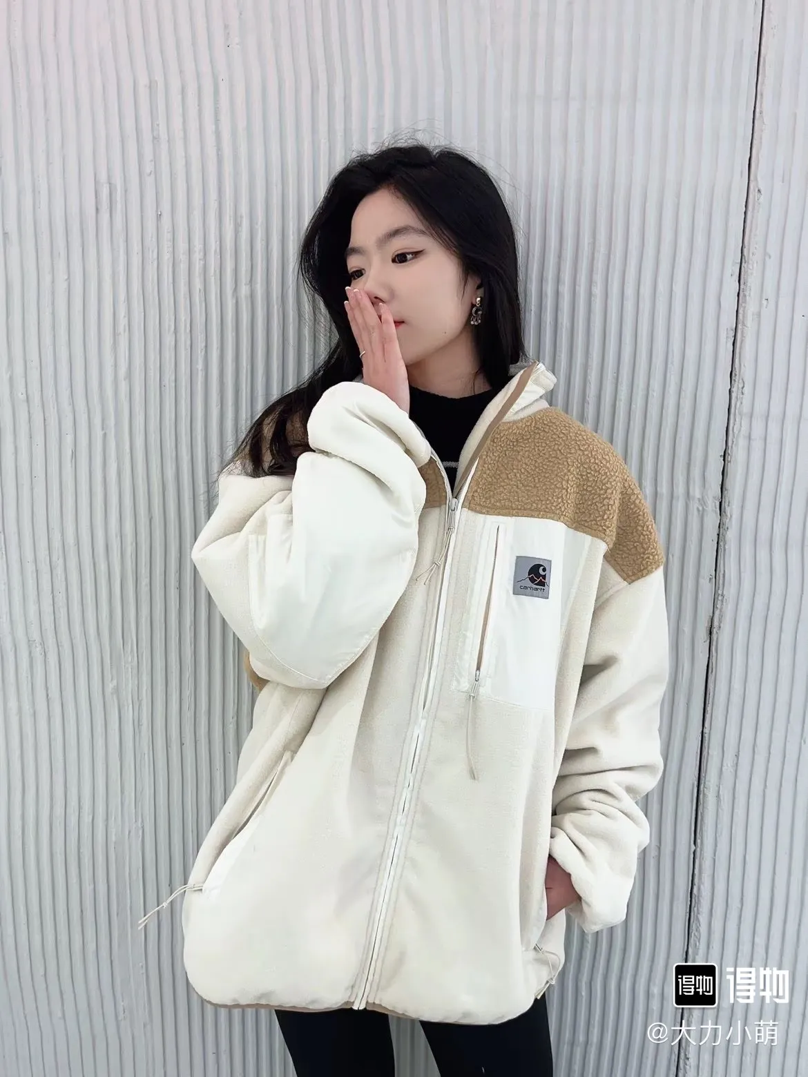 #B 165 Carhartt WIP logo printed Versatile stand collar jacket for men and women, Same Style couple model, polar fleece zipper jacket, original model, factory quality, autumn and winter essentials. The polar fleece fabric has good elasticity and will not pill. It is easy to wash and dry. It has the advantages of cold resistance, flame retardant, and antistatic, so it is very safe. The warmth retention is also very good. It feels soft and will not cause damage even if it comes into direct contact with the skin. It locks in temperature and wears with style. The craftsmanship is very strong. This kind of style needs to have a fit and fit, and it needs to be able to keep out the cold and keep warm! Solid color, fashionable and beautiful, with a touch of sports function. The upper body looks slimmer and does not look bulky when worn. This hard-earned product is highly recommended. Don’t miss it! Color: Green Navy Blue Beige Gray Size Length Bust Shoulder Width Sleeve Length Sleeve Fat S 68 132 57.5 58 30 M 70 136 59.5 59.5 31 L 72 140 61.5 61 32 XL 74 144 63.5 62.5 33 The above sizes are for reference only, please choose according to your personal body shape and preferences.